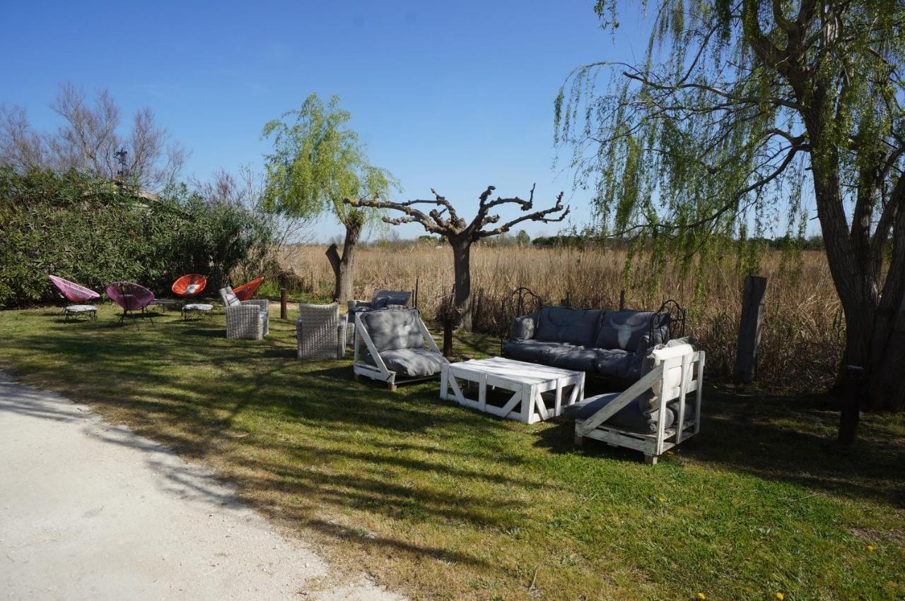 Mas Lou Caloun - Chambre D'Hote Face A La Piscine En Camargue - Les Saintes Maries De La Mer Exterior foto
