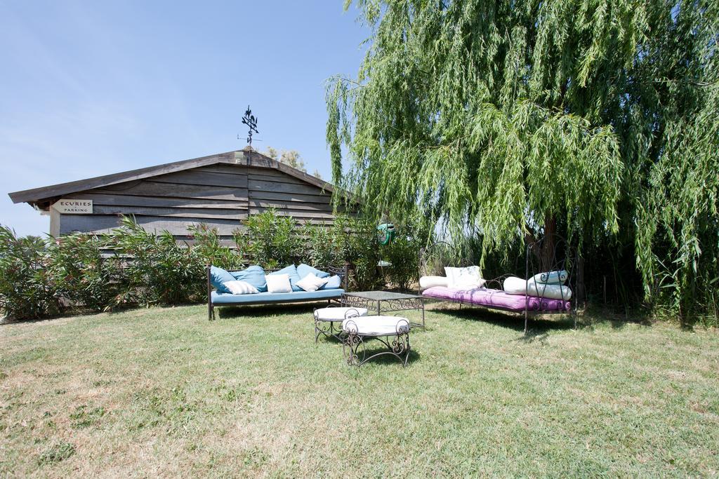 Mas Lou Caloun - Chambre D'Hote Face A La Piscine En Camargue - Les Saintes Maries De La Mer Exterior foto