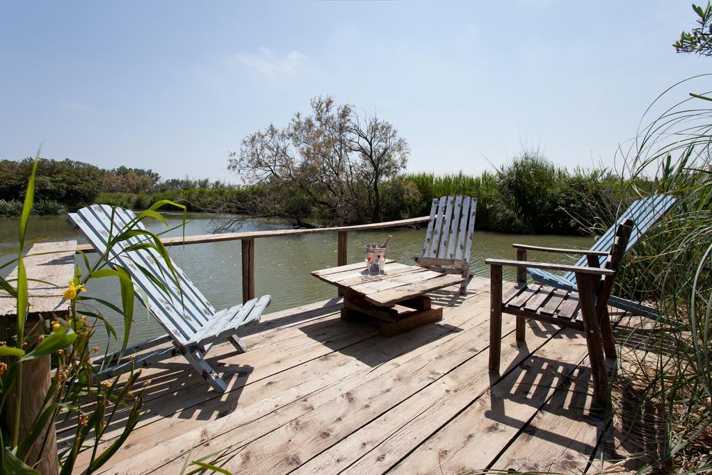 Mas Lou Caloun - Chambre D'Hote Face A La Piscine En Camargue - Les Saintes Maries De La Mer Exterior foto